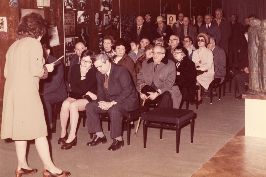 Ve 2. řadě uprostřed J. Sýkorová, ve 3. řadě zleva Libuše Lefnerová, ve 4. řadě zprava Milada Nováková.